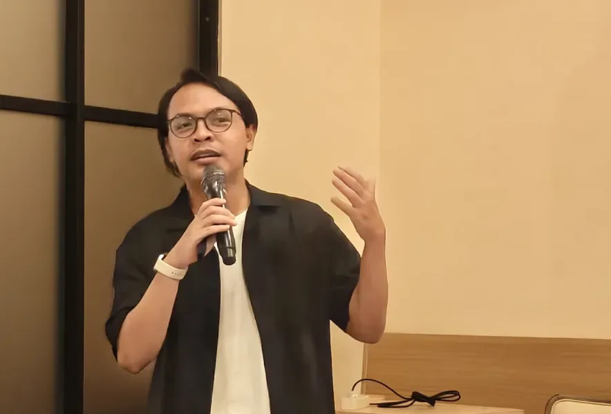Khairul Muhtadin memandu sesi automasi dengan mikrofon genggam
