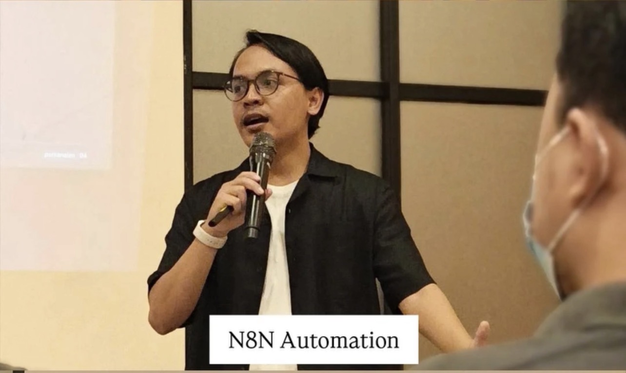 Khairul Muhtadin memandu sesi pelatihan automasi n8n